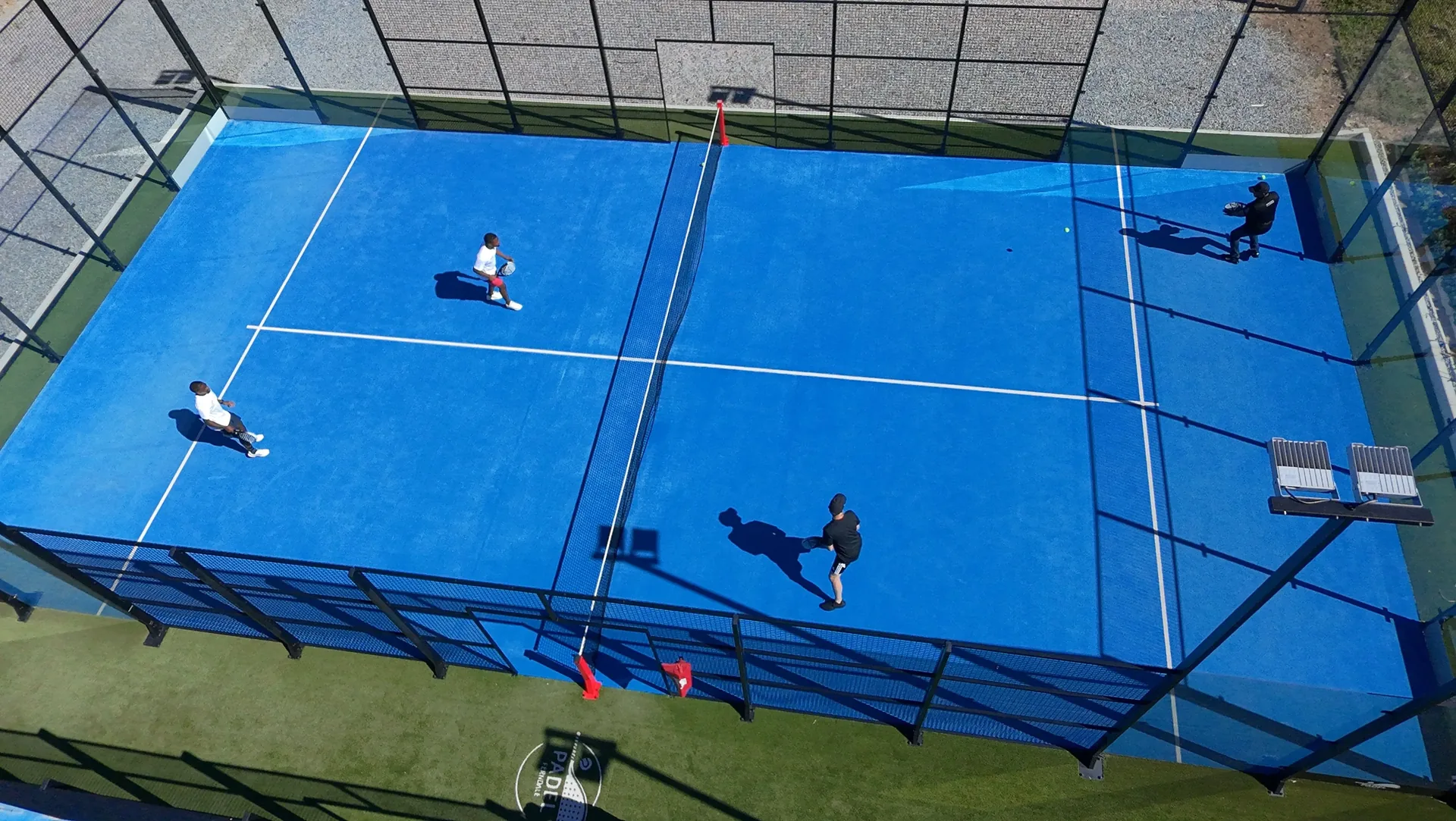 Jugadores en cancha de pádel
