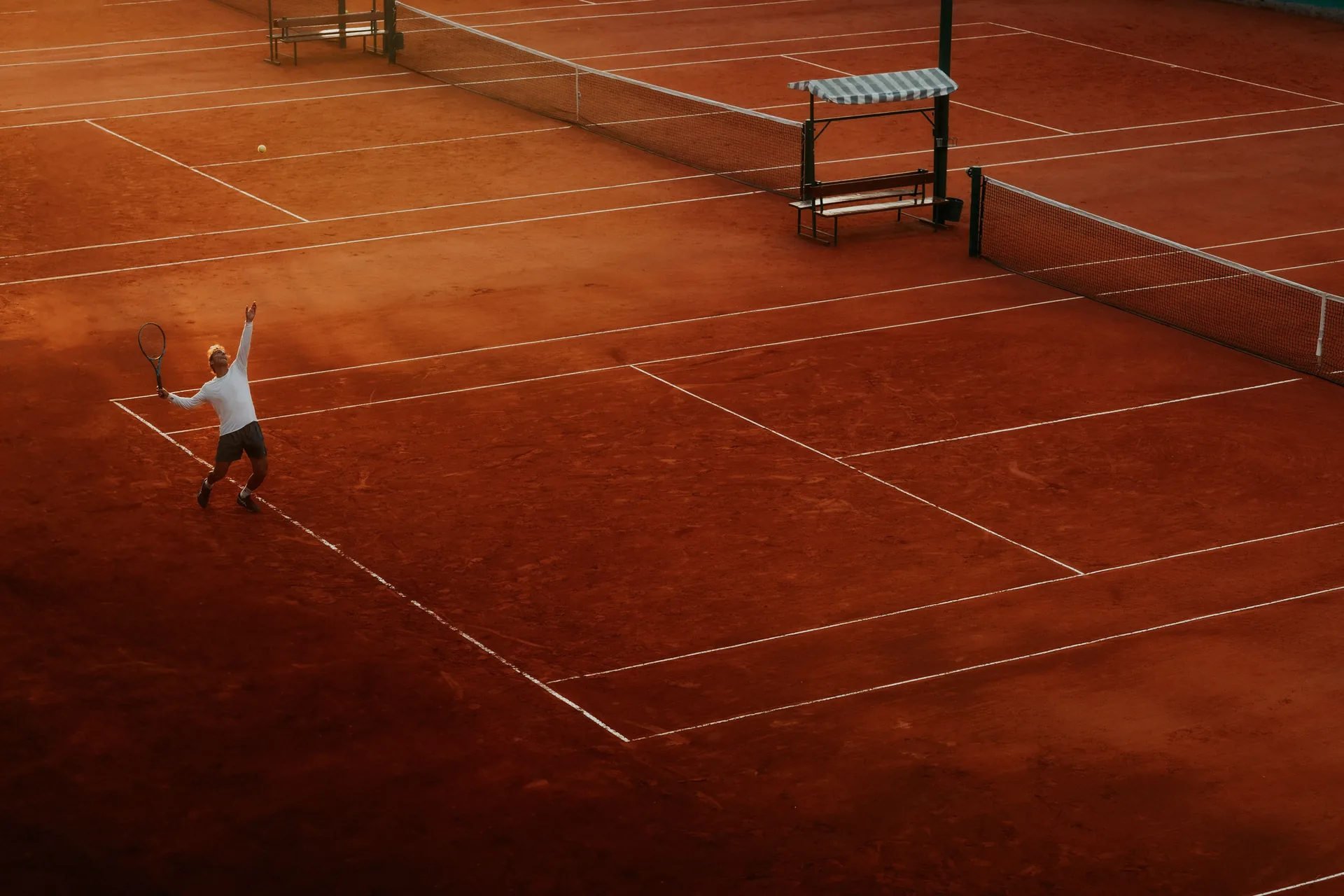 Partido de tenis en cancha outdoor